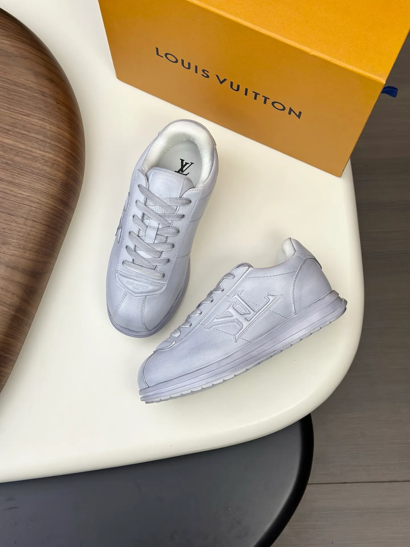 💰800💰Full package💰Top version Washed LV-Louis Vuitton-Classic catwalk new style 1:1 developed replica of the original version! ! The upper foot is very comfortable. It is made of luxurious materials, washed with fine workmanship, and the midsole is printed with English letters "Made in Europe." The upper is made of calfskin imported from Italy. The side is decorated with the brand's LOGO and signature. The latest latex foot pads and mesh lining make the foot feel super comfortable. The original two-color TPU combination outsole is specially provided by the original factory. Bag technology Goodyear stitched edges Fabric: Exclusive custom first-layer cowhide Accessories: Exclusive private model Vuitton logo, lining: Customized silk mesh lining - first-layer silk cowhide lining Outsole: TPU combination outsole wear-resistant, non-slip and anti-yellowing Foot pads: new latex pads-mesh sweat-absorbent Counter technology: fully computerized sewing machine wire drawing Toe box back cover Hot and cold shaping Full set of pull-top last with medium and low logo pattern Counter packaging - Shoelaces, certificates, cards, instructions, certificates of quality, dust bags, the most comprehensive packaging on the Internet, men's sizes 39-44 (38/45 custom-made, non-refundable!